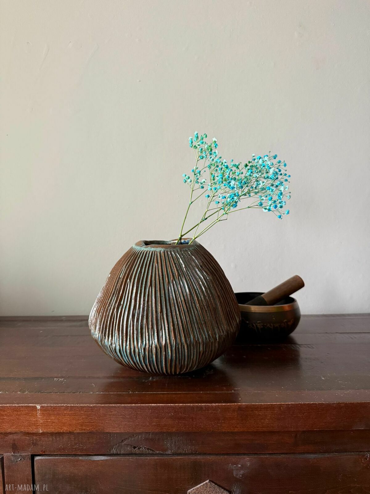 Wazon ceramiczny „Deep Lines” - ręcznie rzeźbione linie i szkliwo granatowe