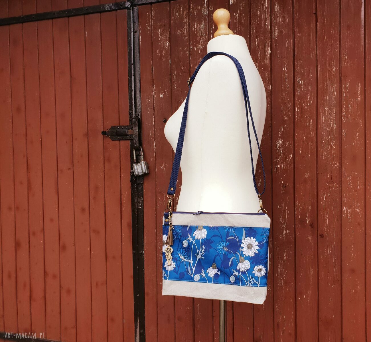 Handmade listonoszka w chabry i stokrotki na ramię