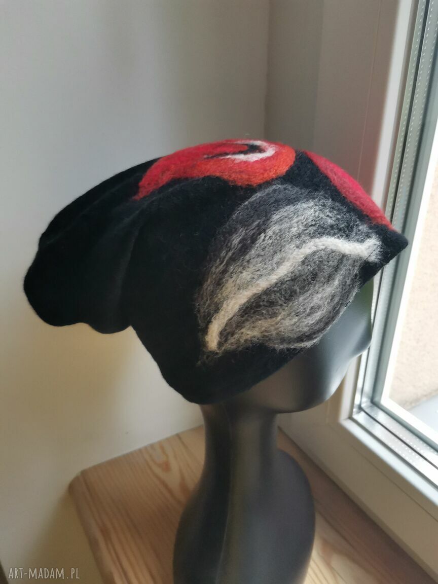 Zimowa czapka filcowana z merino w kwiaty i frędzlami - handmade etno boho