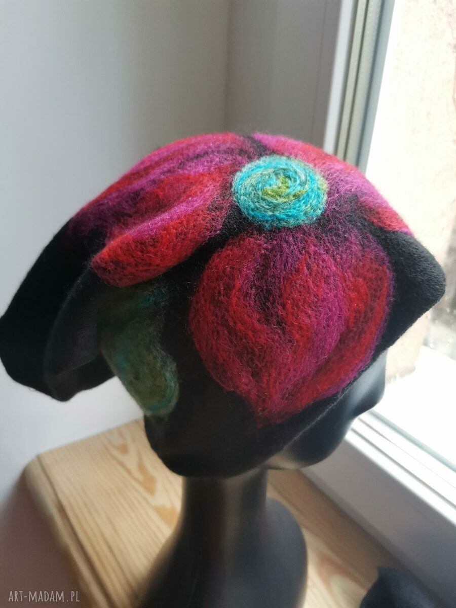 Czapka wełniana filcowana w kwiaty - zimowa handmade z merynosów