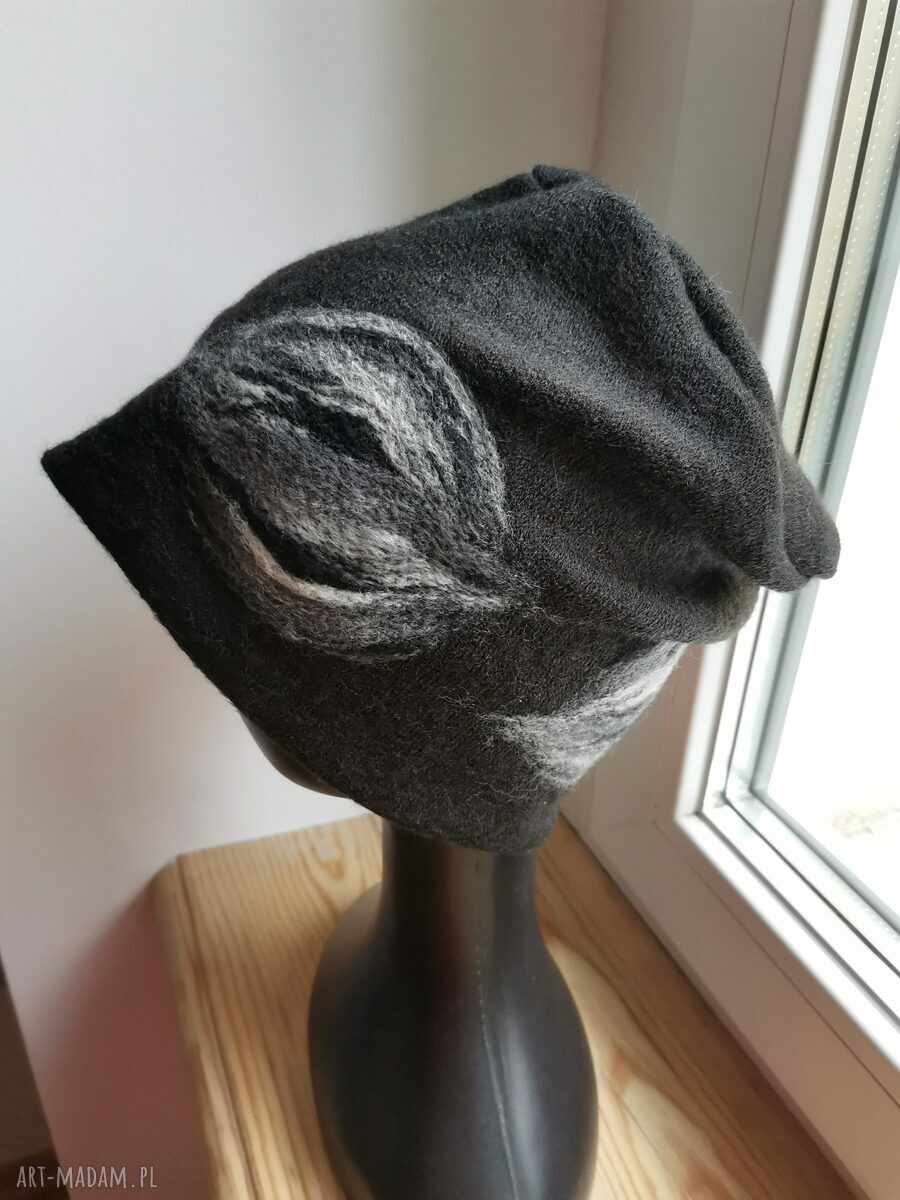 Czapka wełniana filcowana zimowa w kwiaty z frędzlami boho - rozmiar uniwersalny