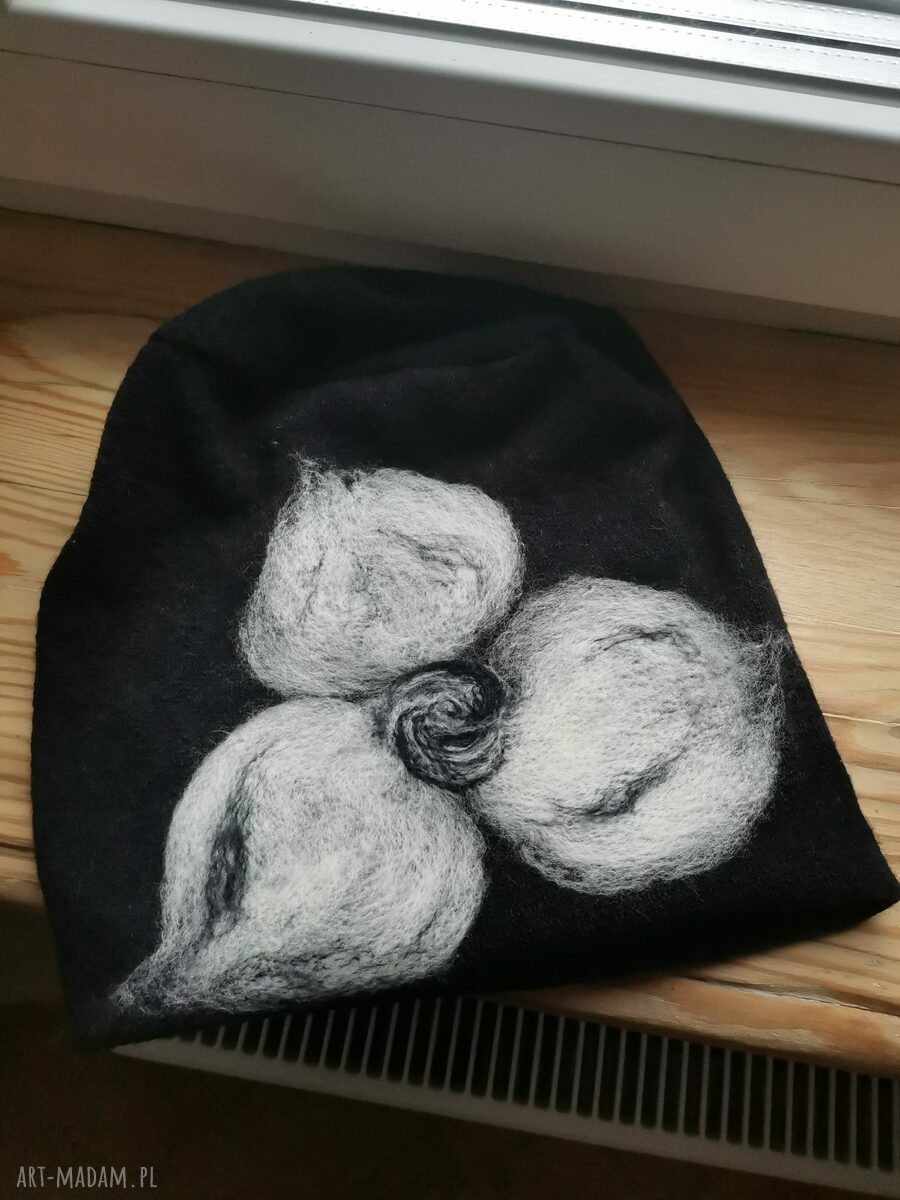 Zimowa czapka filcowana w kwiaty - merynosy i podszewka
