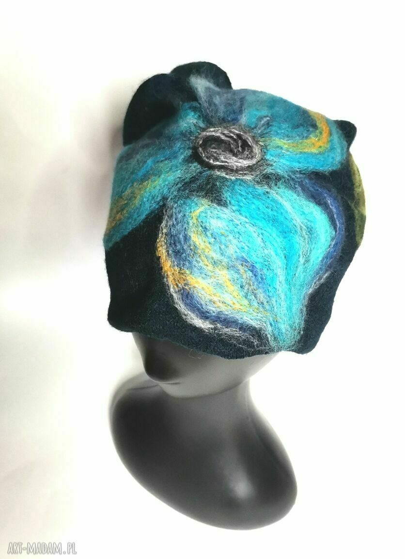 Czapka wełniana filcowana granatowa zimowa w kwiaty - handmade na podszewce