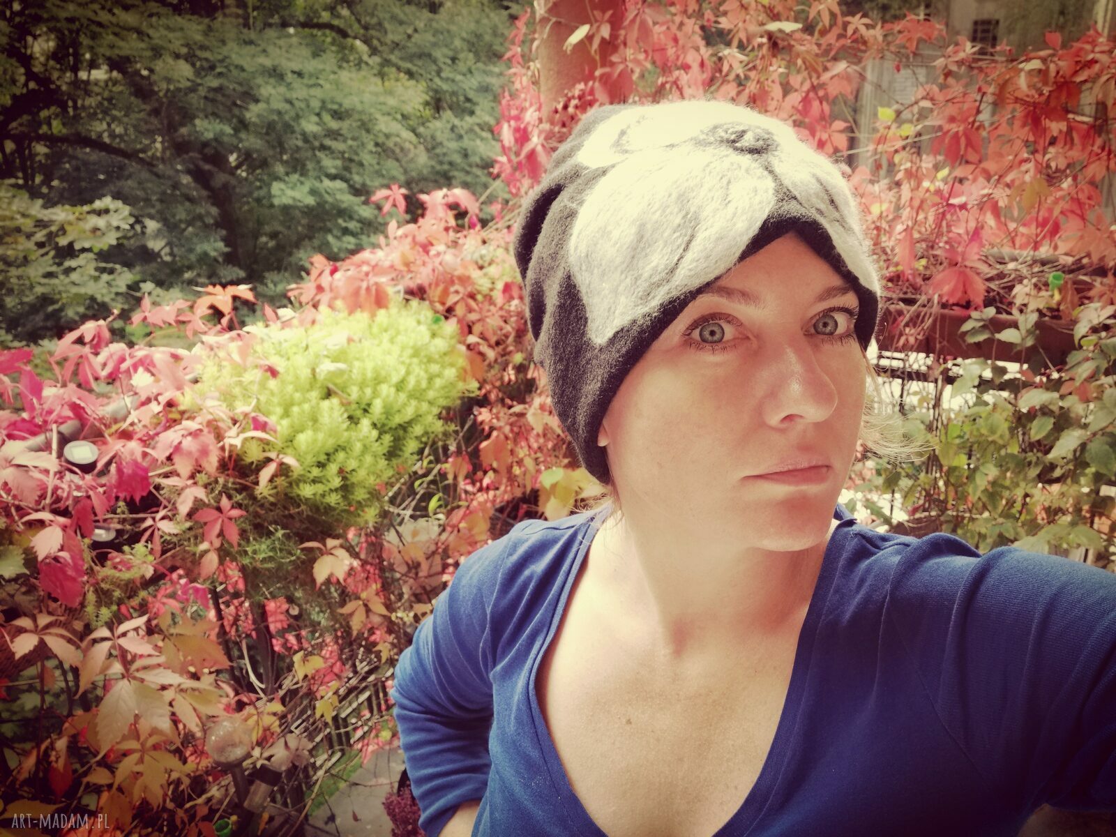 Czarna czapka wełniana handmade w stylu boho, filcowana z merynosów i na podszewce