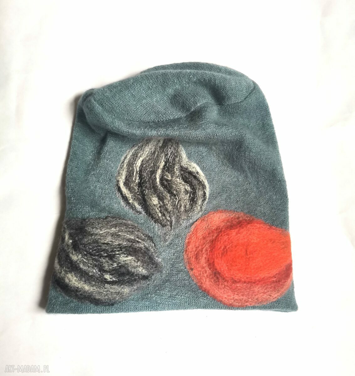 Ciepła czapka zimowa handmade: filcowana z merynosów w kwiaty na podszewce