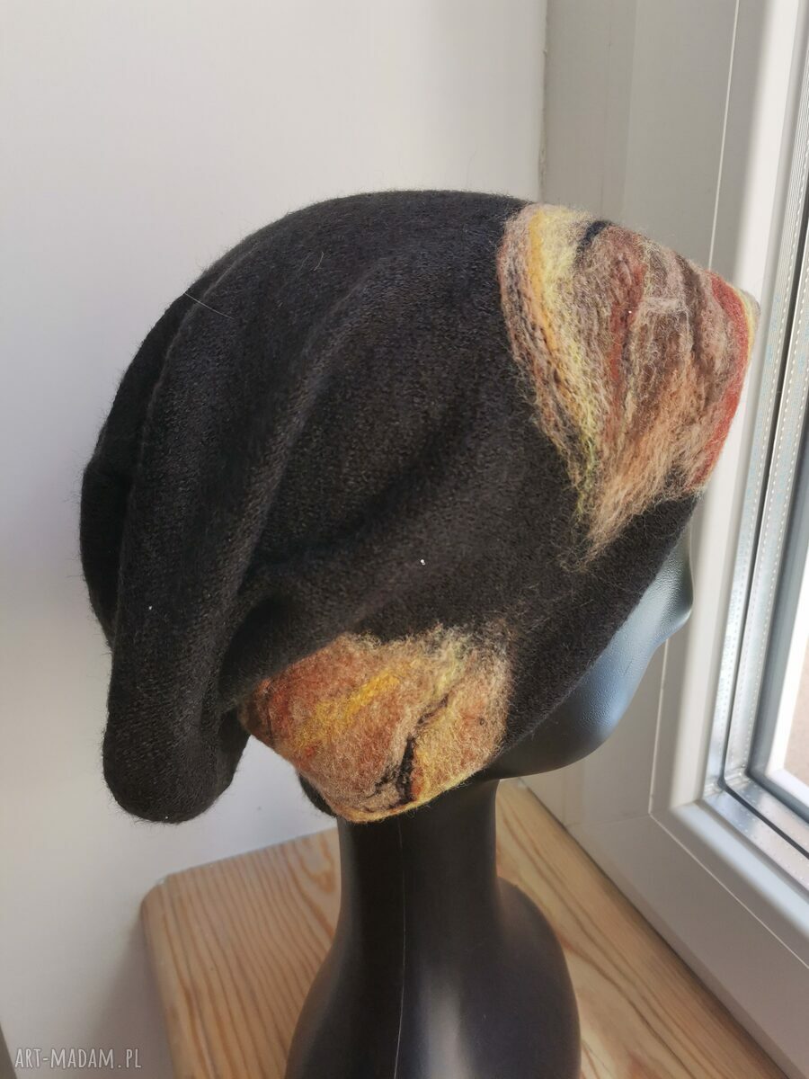 Zimowa czapka wełniana filcowana w kwiaty na podszewce (handmade)