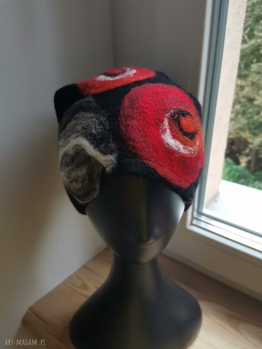 Ciepła czapka wełniana filcowana zimowa w kwiaty na podszewce (handmade)