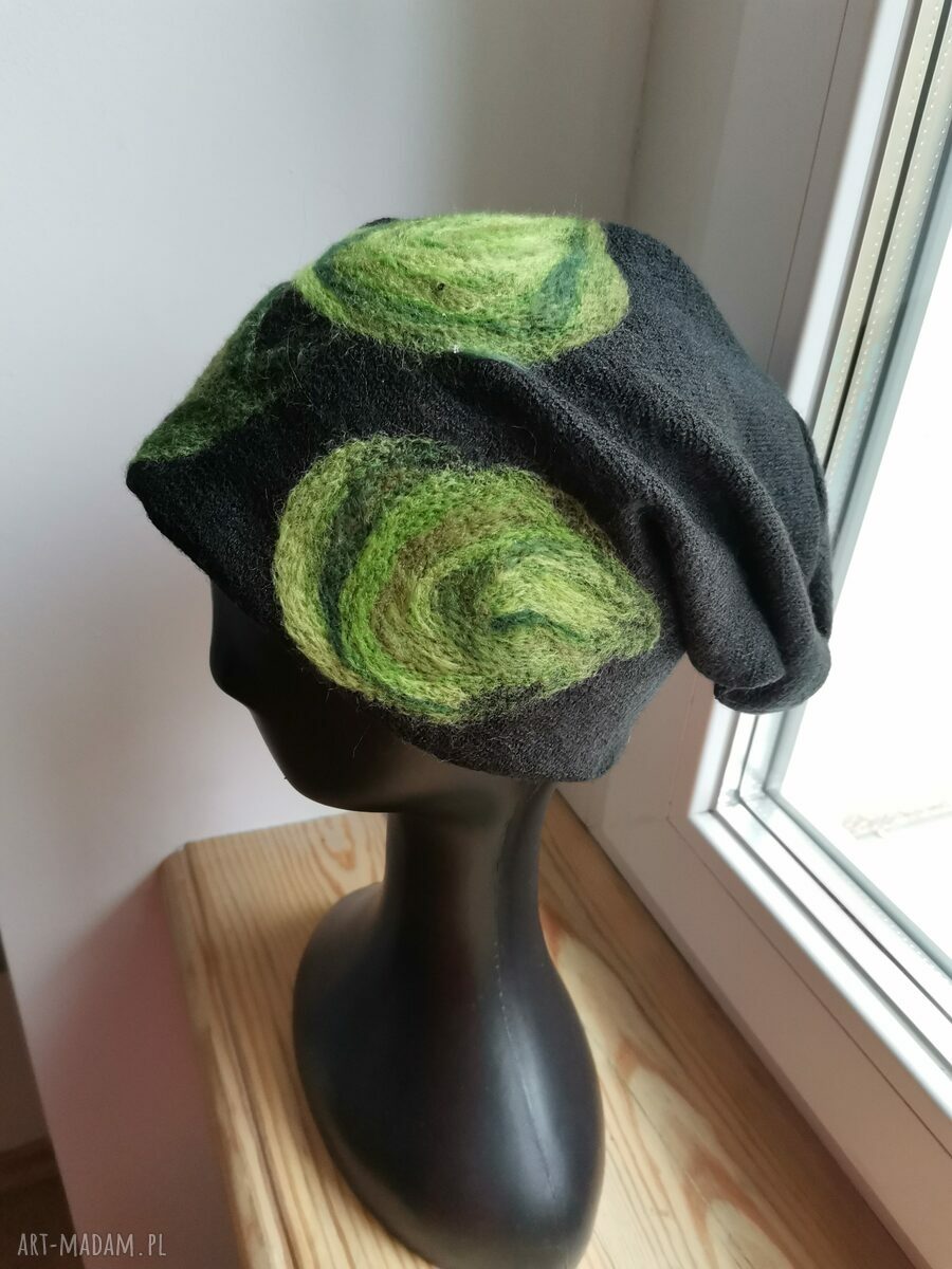 Zimowa czapka wełniana filcowana handmade w kwiaty na podszewce