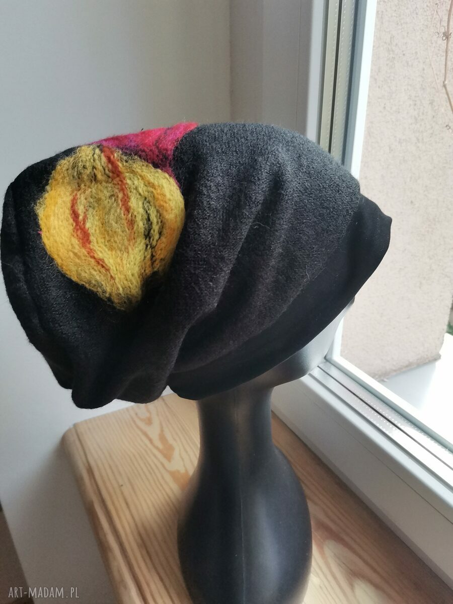 Ruda Klara - czapka wełniana filcowana zimowa w kwiaty z frędzlami i podszewką
