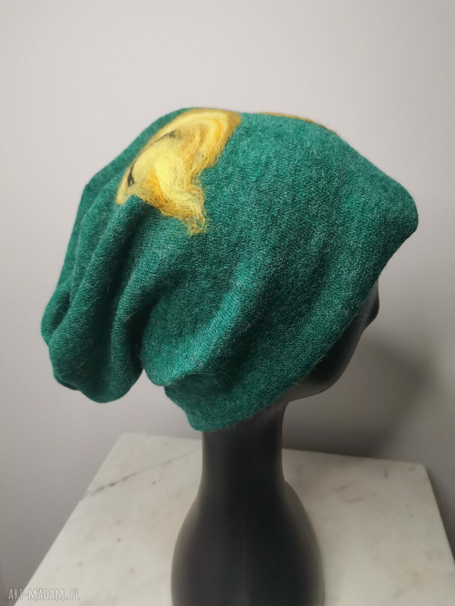 Zimowa czapka wełniana filcowana w kwiaty - boho folk z merynosów (ręcznie robiona)