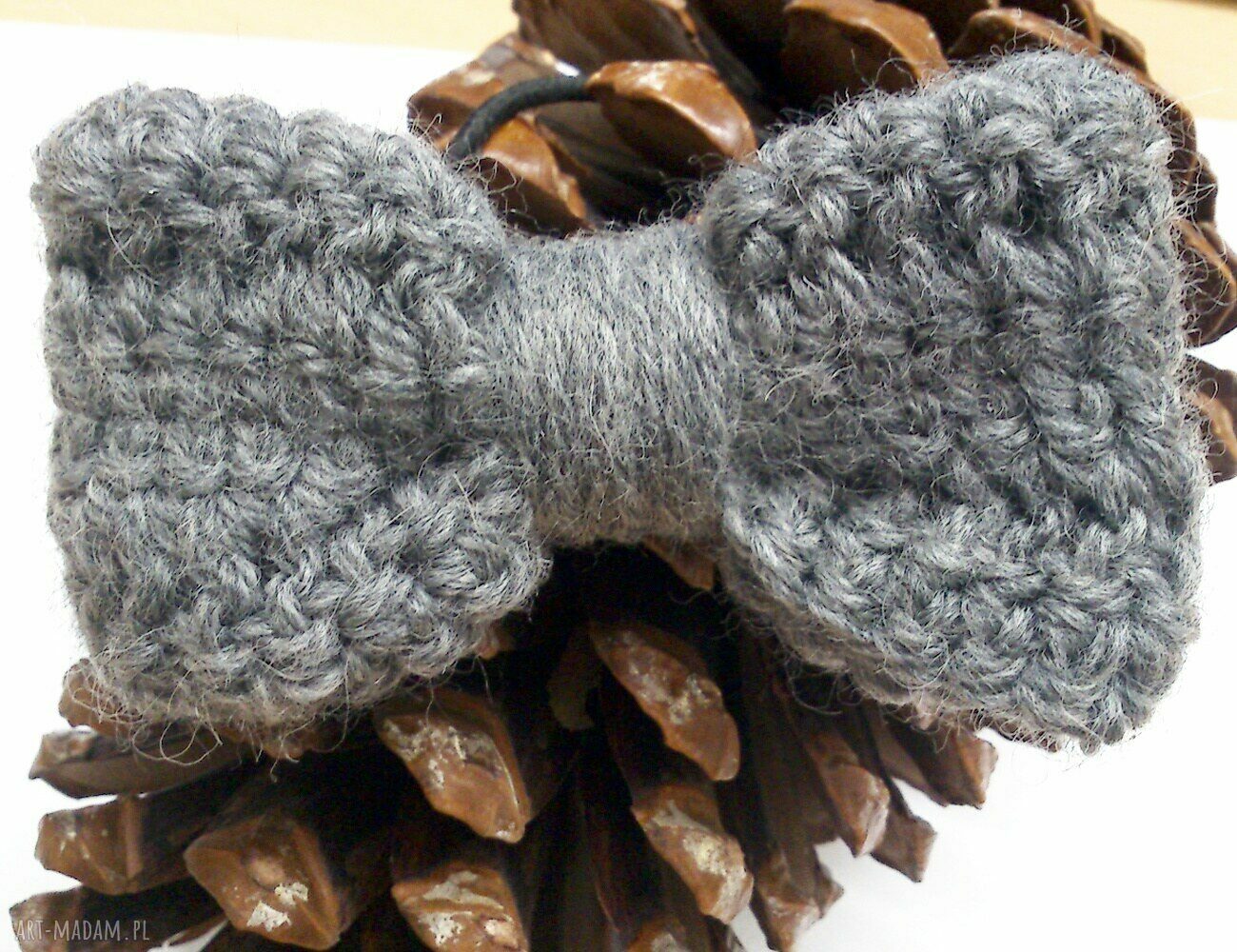 Wełniana kokarda do włosów - handmade na czarnej gumce