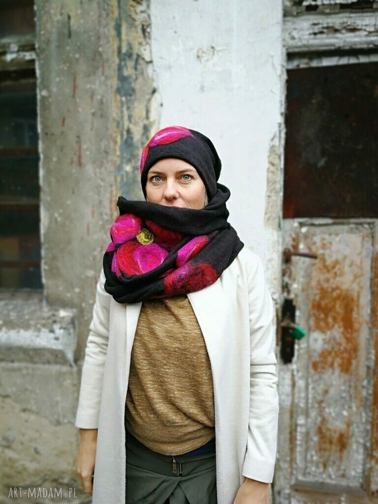 Komplet wełniany boho w kwiaty - czarna wełna merynosy: komin i czapka