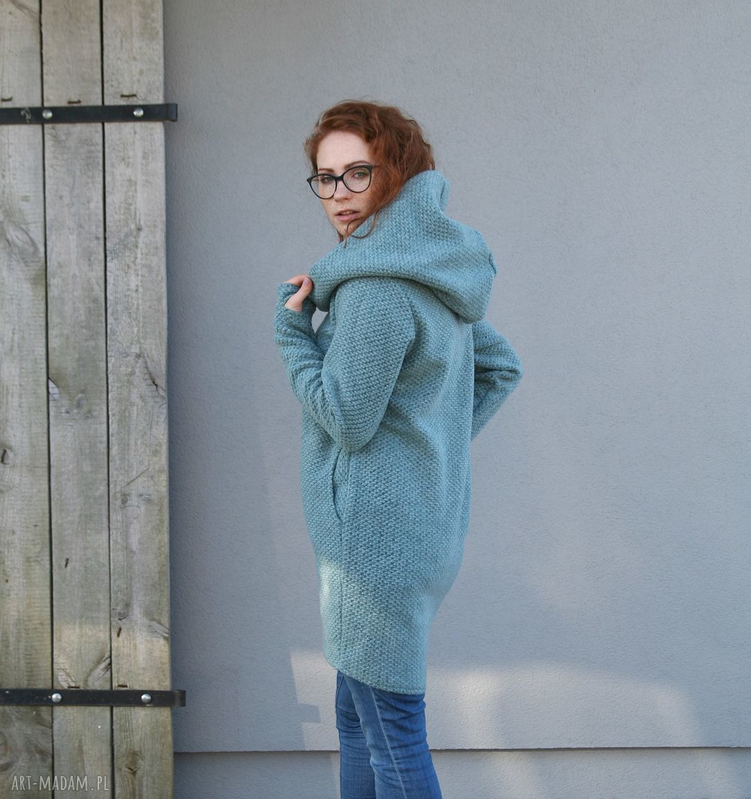Wełniany sweter oversize z kapturem i golfem - luźny, wygodny i ciepły