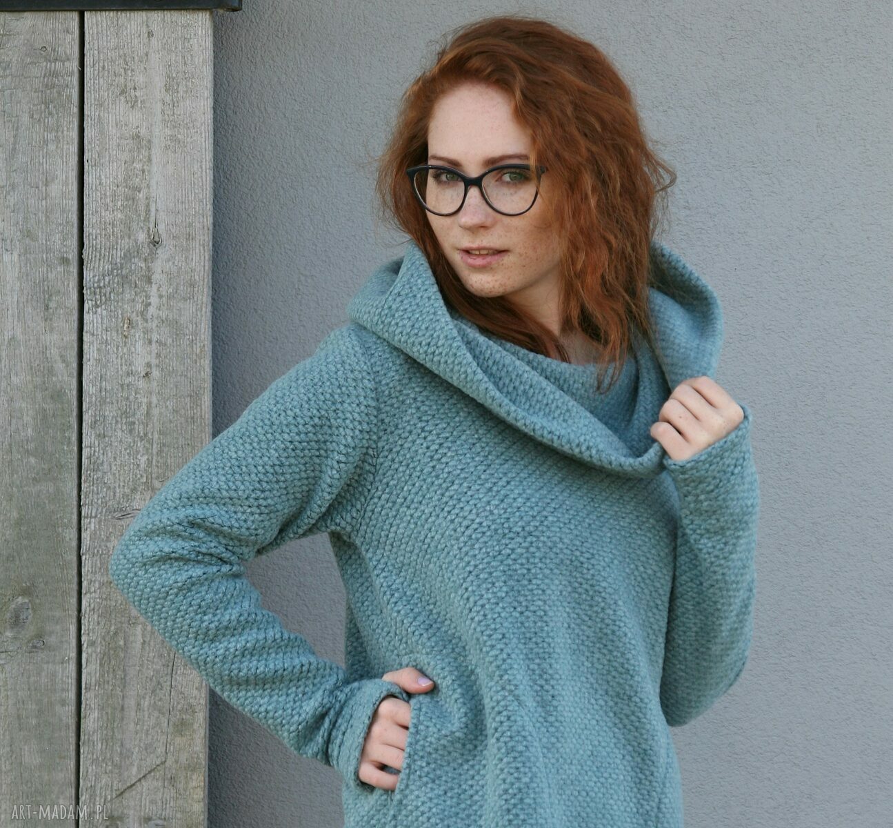 Wełniany sweter oversize z kapturem i golfem - luźny, wygodny i ciepły
