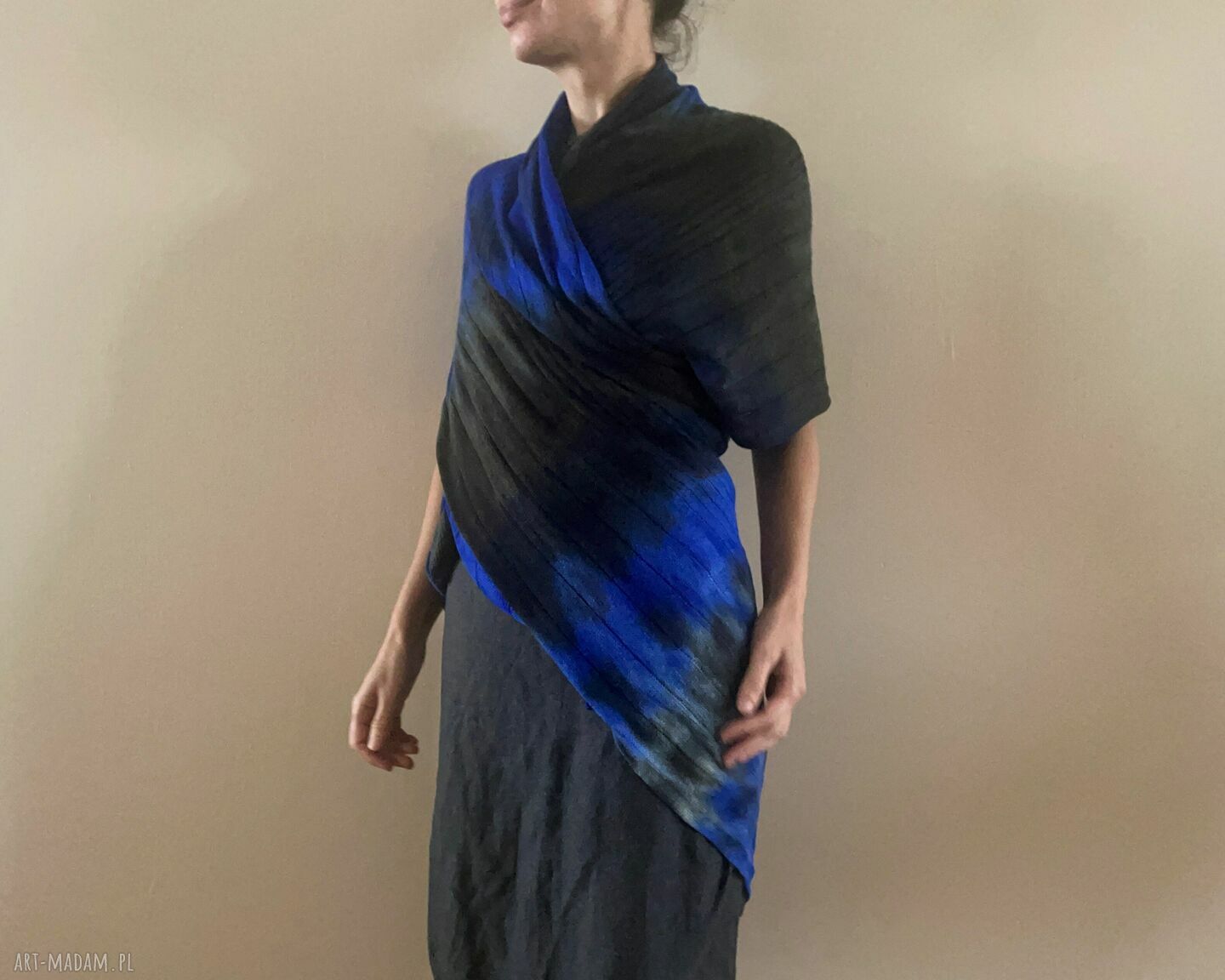 Niebiesko-czarny szal wełniany Blue&Black - ręcznie barwiony unikat na chłodne dni