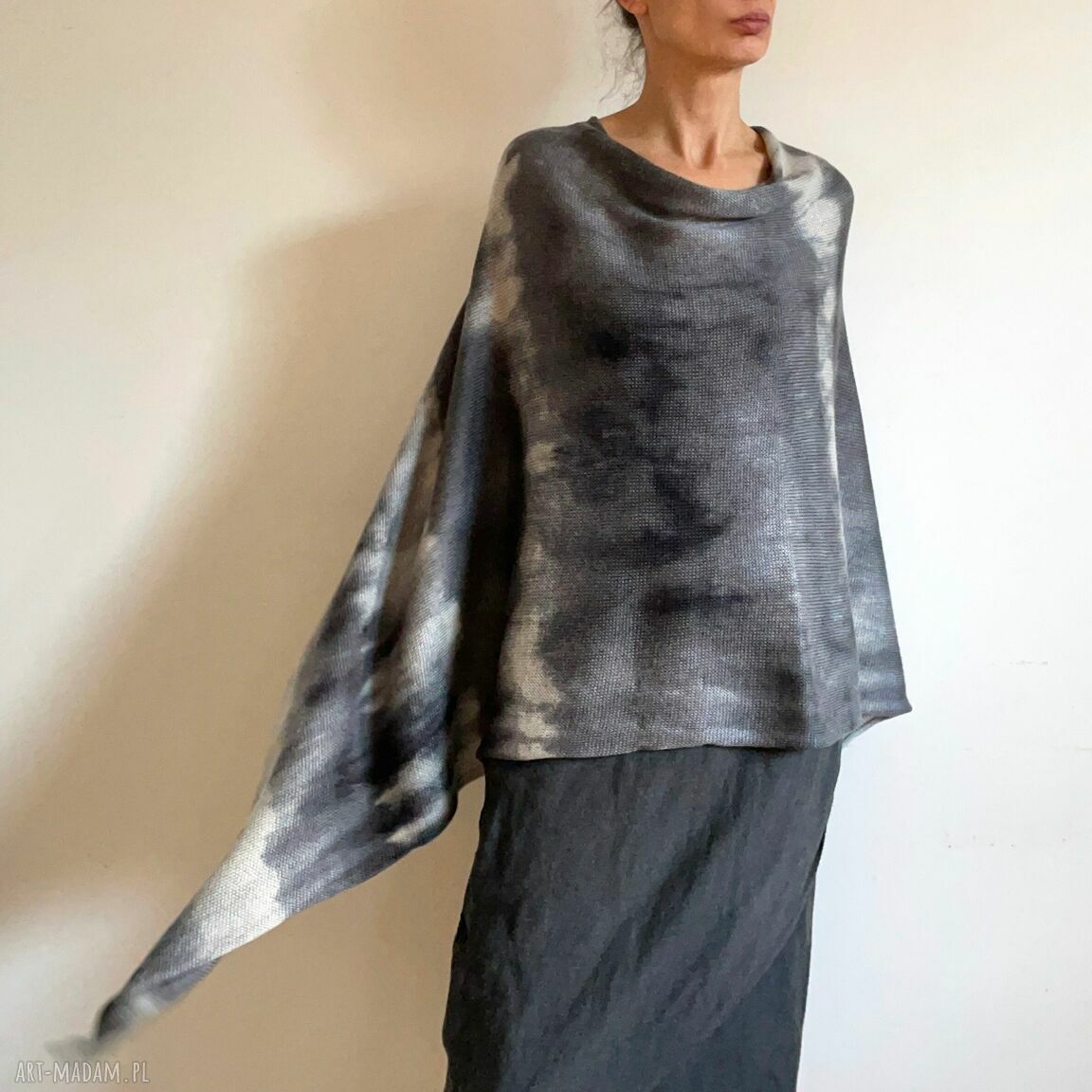 Narzutka z wełny merino w szarościach - ręcznie barwione ponczo oversize (one size)
