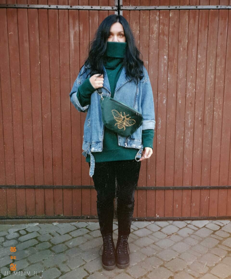 XXL nerka szmaragdowa z aksamitu z złotym haftem pszczoły ręcznie szyta