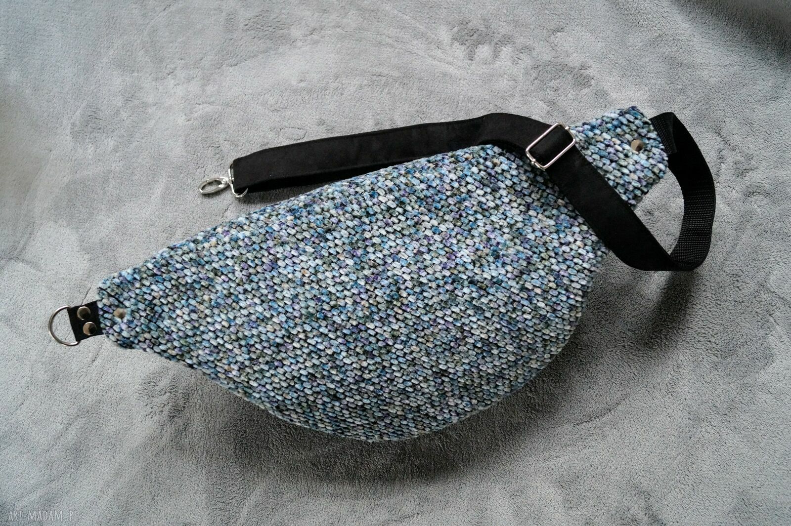 Welurowa damska nerka - mini plecak na ukos - ręcznie robiona