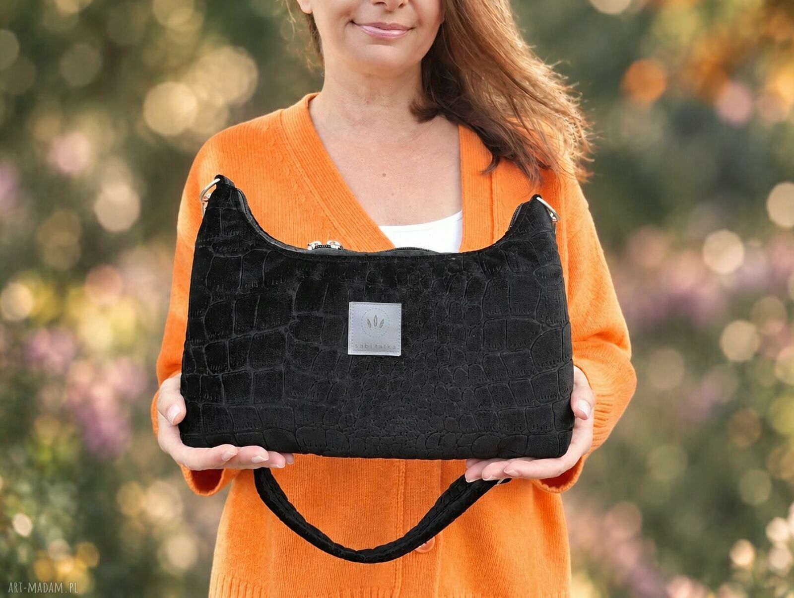 Welurowa mini torebka slouchy Krokodyl