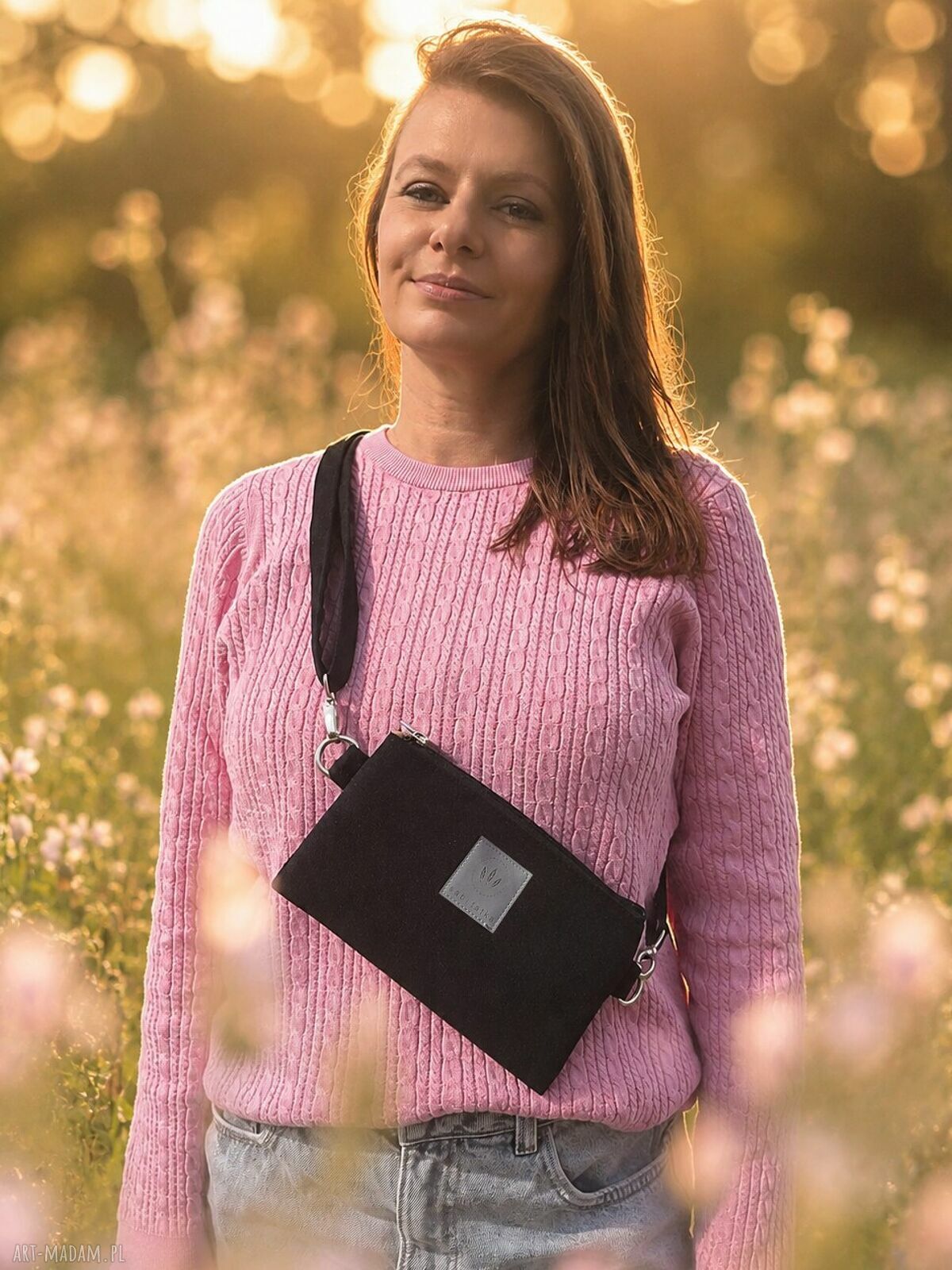 Czarna welurowa mini saszetka na telefon