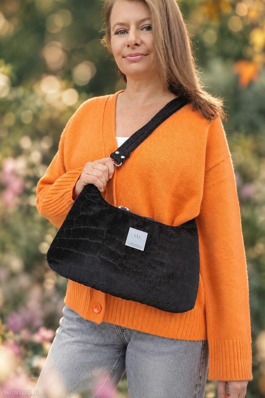 Welurowa mini torebka slouchy Krokodyl
