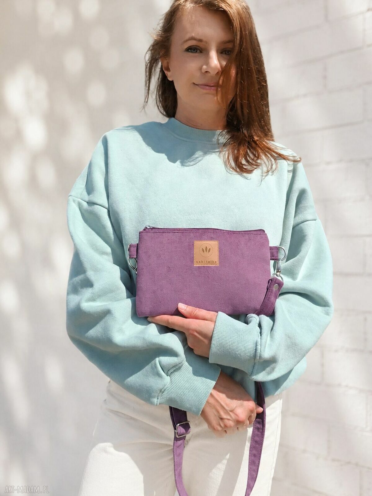 Welurowa saszetka na telefon - mini nerka na ramię w kolorze fioletowym