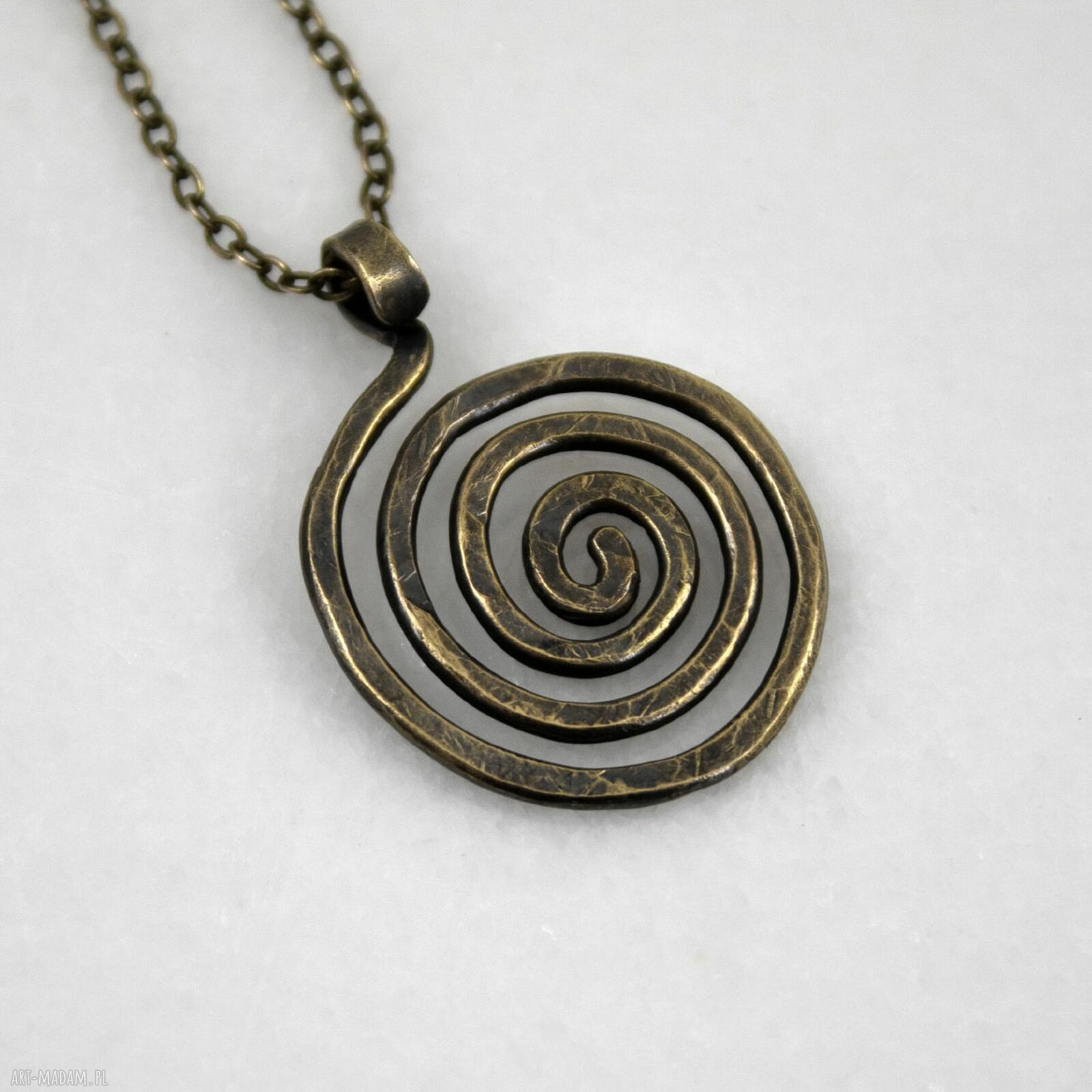 Wężowy mosiężny wisior OOAK w kolorze złota - ręcznie robiony amulet słowiański