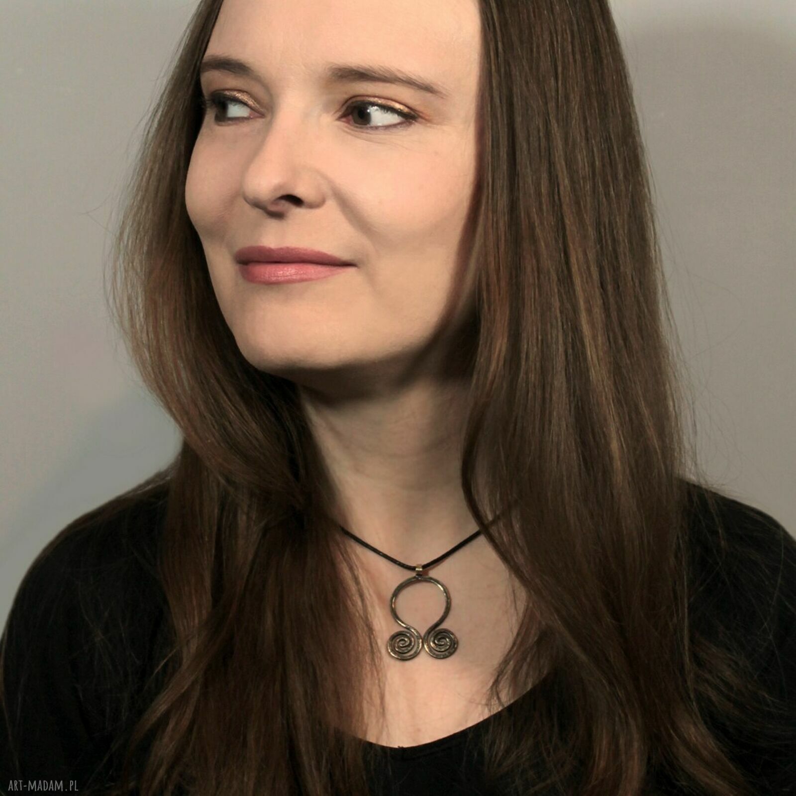Wężowy mosiężny wisior OOAK - minimalistyczna biżuteria słowiańska