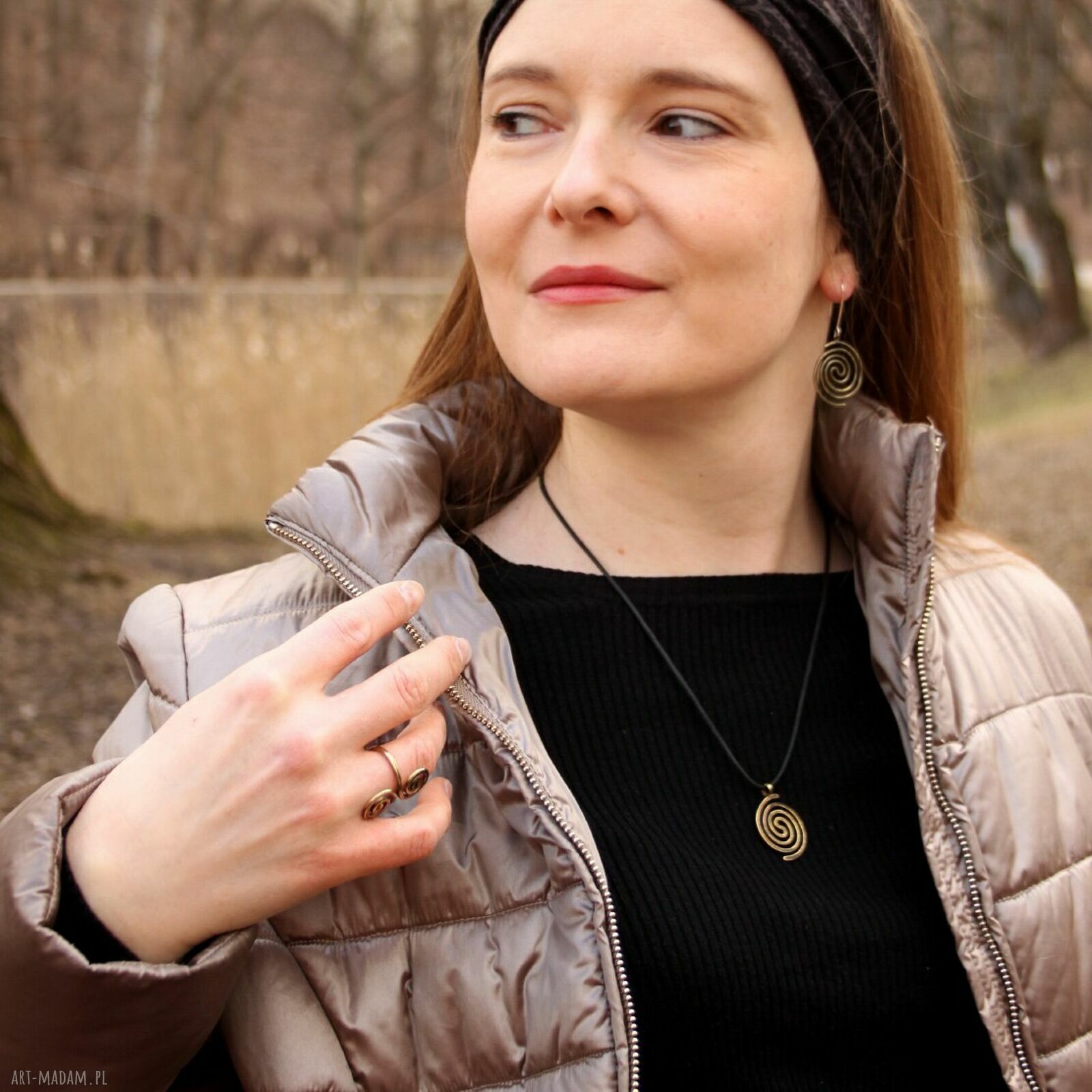 Wężowy mosiężny wisior OOAK w kolorze złota - ręcznie robiony amulet słowiański