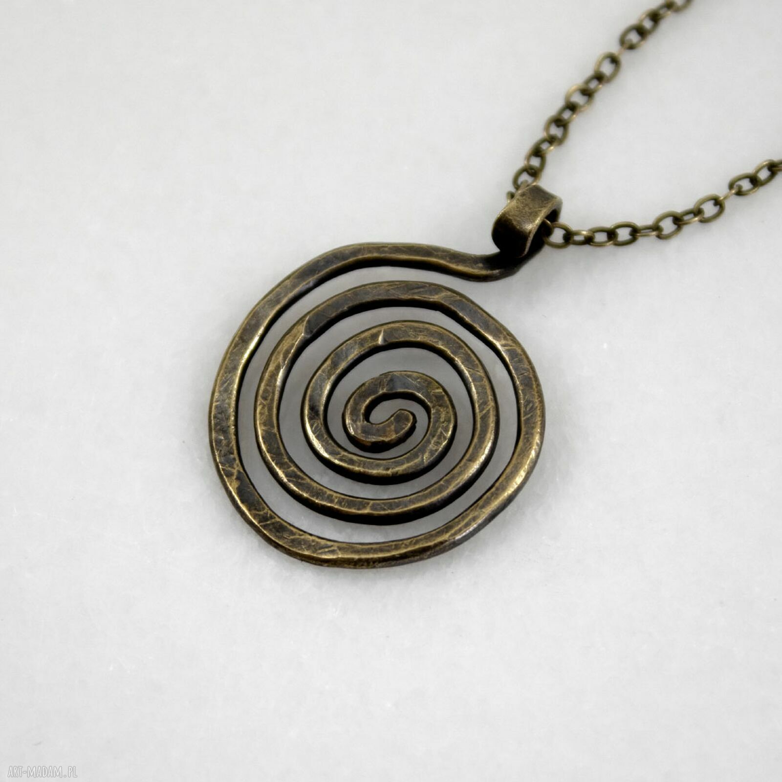 Wężowy mosiężny wisior OOAK w kolorze złota - ręcznie robiony amulet słowiański