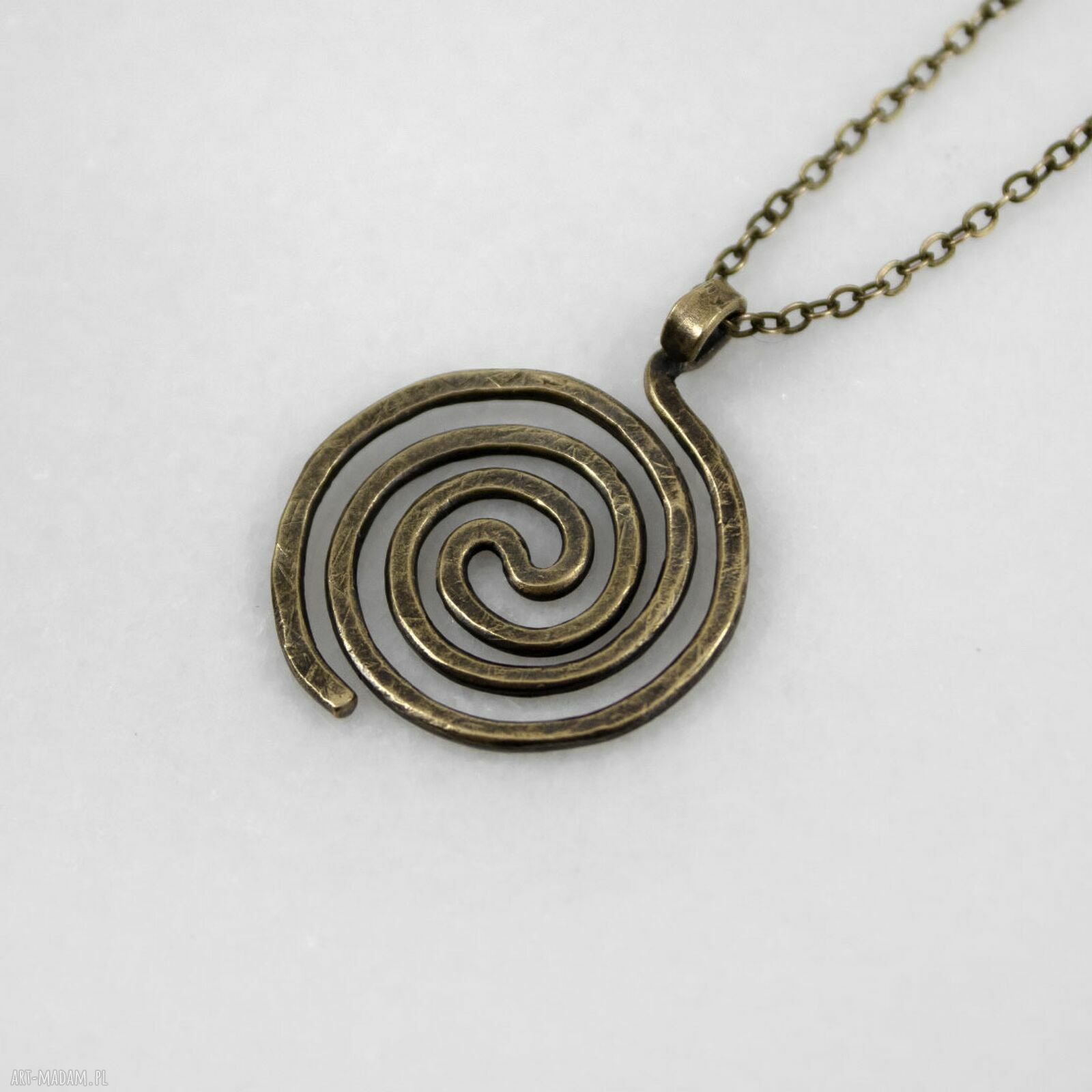 Wężowy mosiężny wisior - słowiański amulet w złotym kolorze OOAK