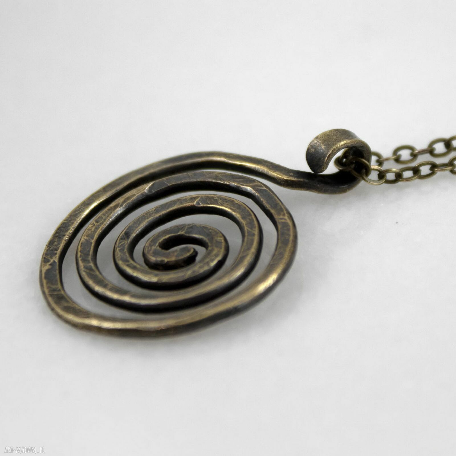 Wężowy mosiężny wisior OOAK w kolorze złota - ręcznie robiony amulet słowiański