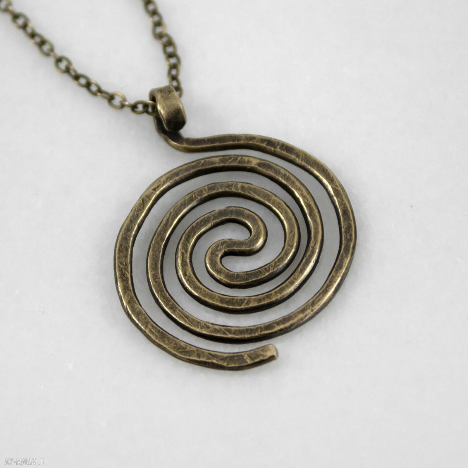Wężowy mosiężny wisior - słowiański amulet w złotym kolorze OOAK