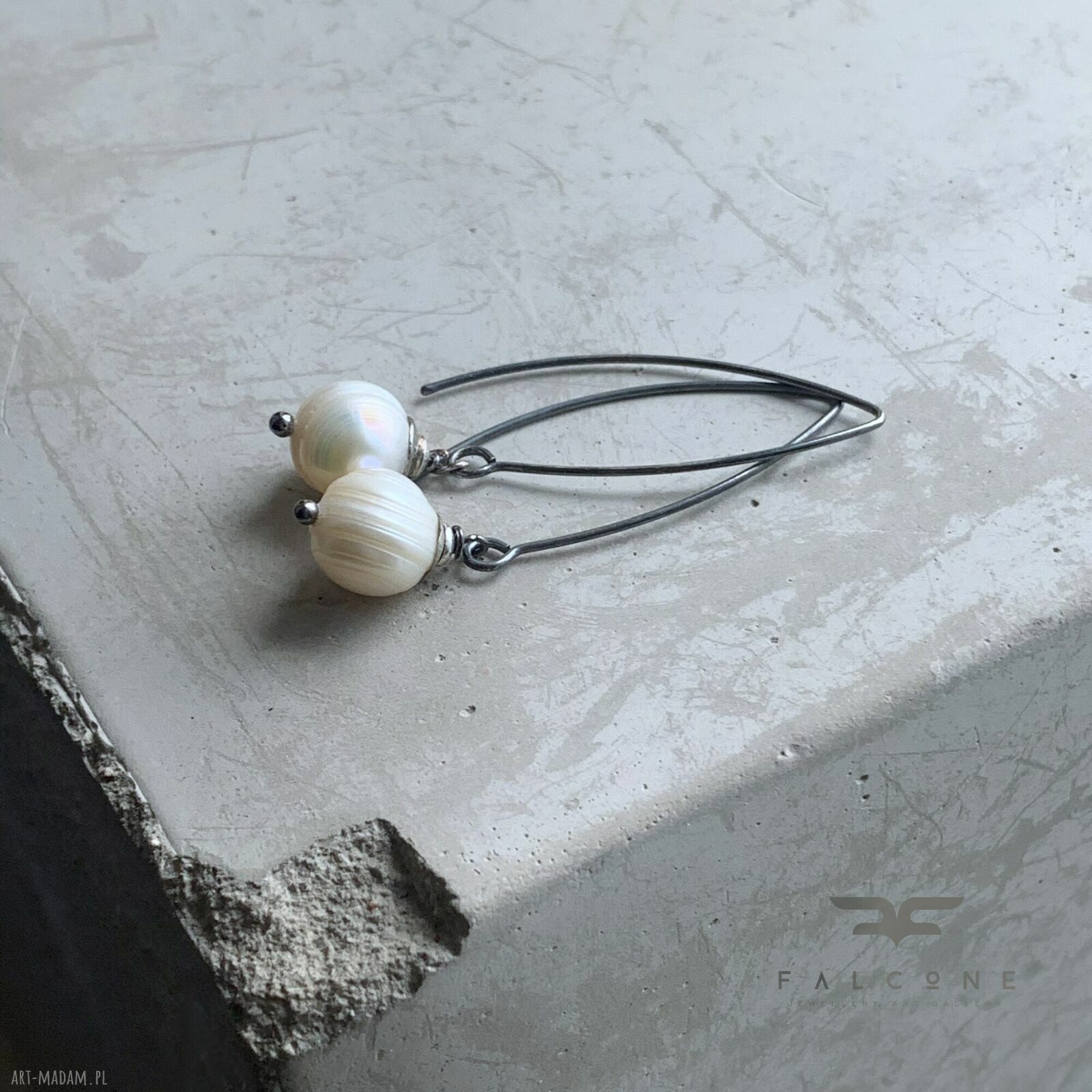 Długie kolczyki White Pearls z naturalnymi perłami na oksydowanym srebrze 925