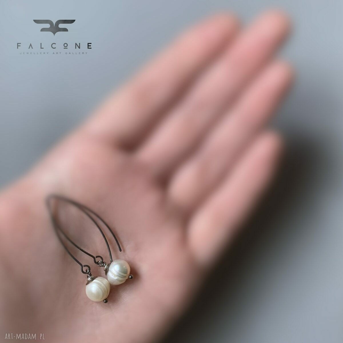 Długie kolczyki White Pearls z naturalnymi perłami na oksydowanym srebrze 925