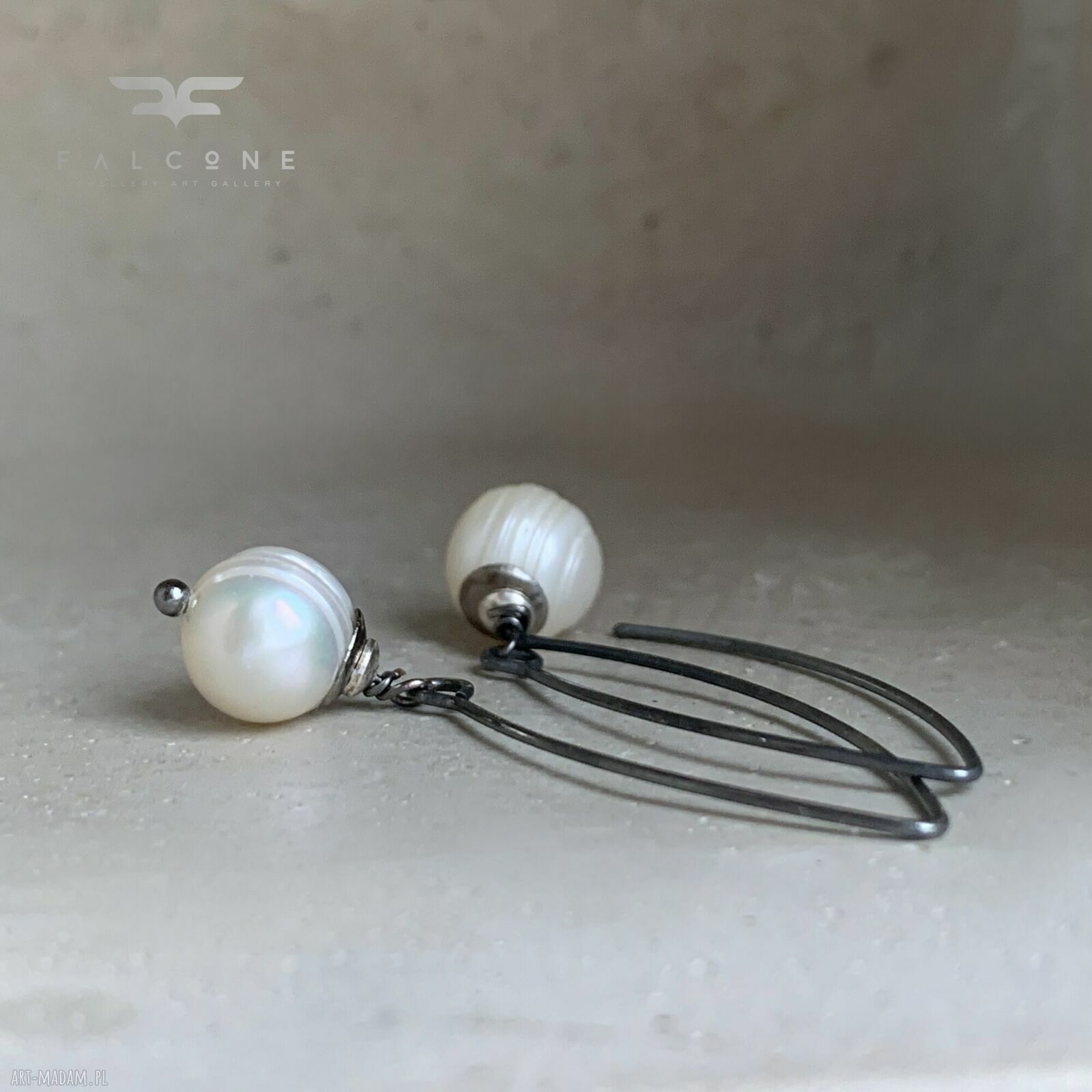Długie kolczyki White Pearls z naturalnymi perłami na oksydowanym srebrze 925