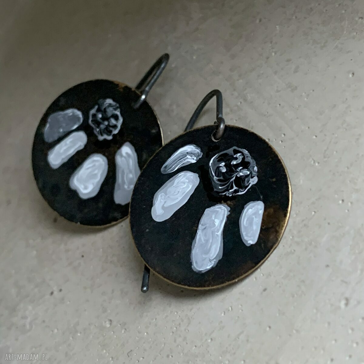 Kolczyki White & Black Flower - ręcznie emaliowane z mosiądzu i srebra 925