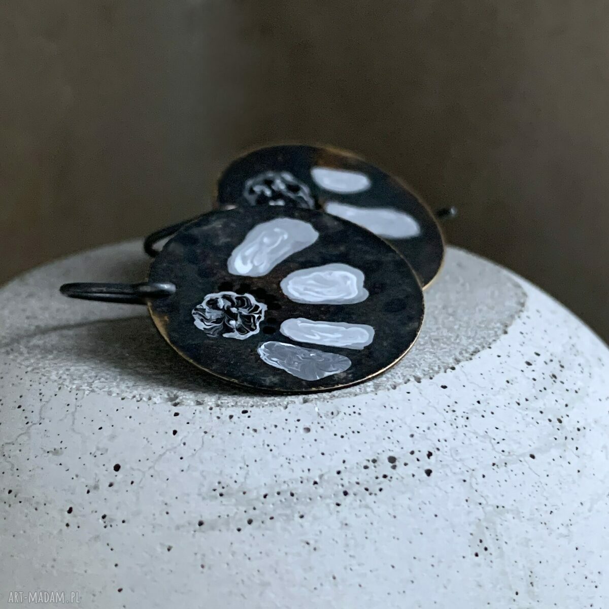 Kolczyki White & Black Flower - ręcznie emaliowane z mosiądzu i srebra 925