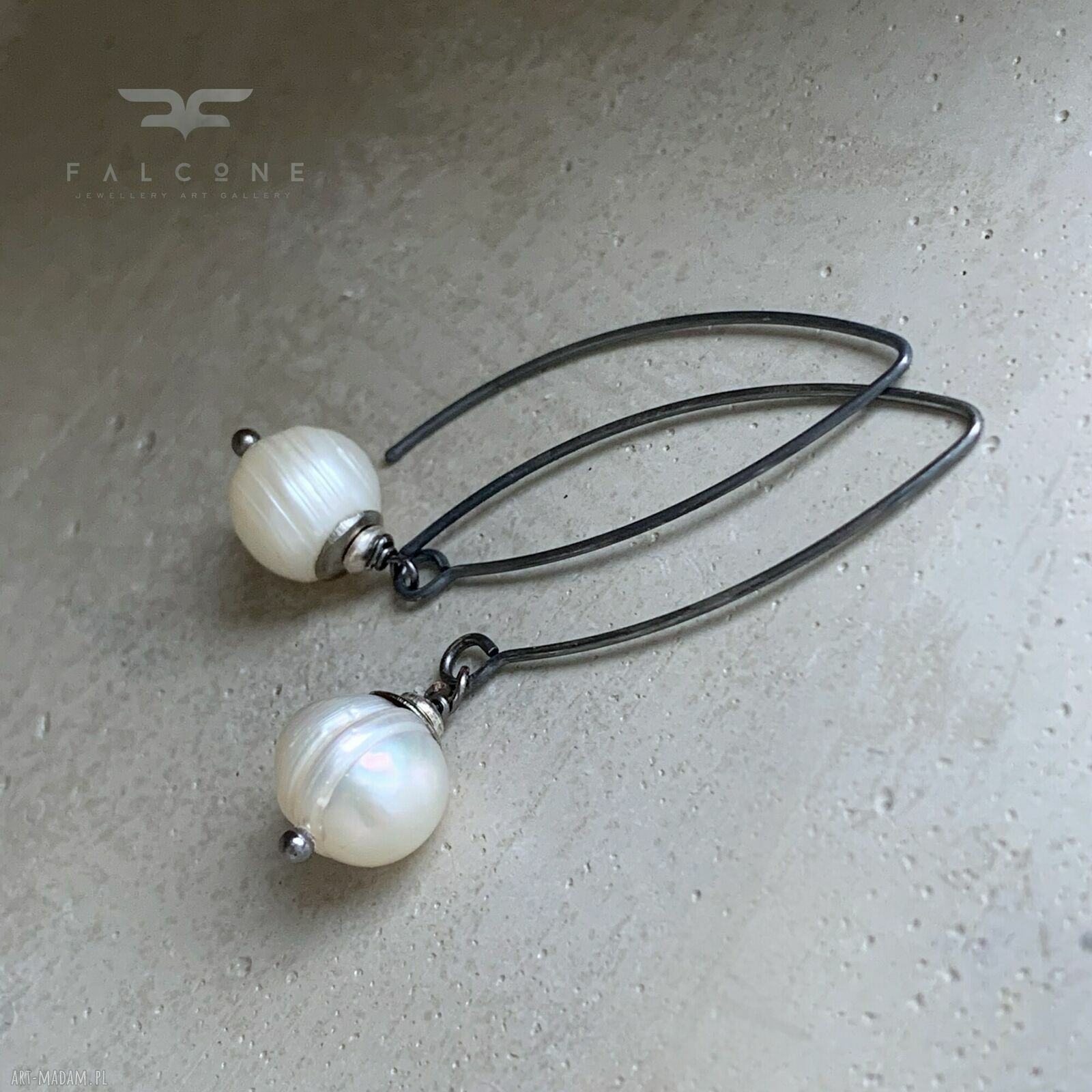 Długie kolczyki White Pearls z naturalnymi perłami na oksydowanym srebrze 925