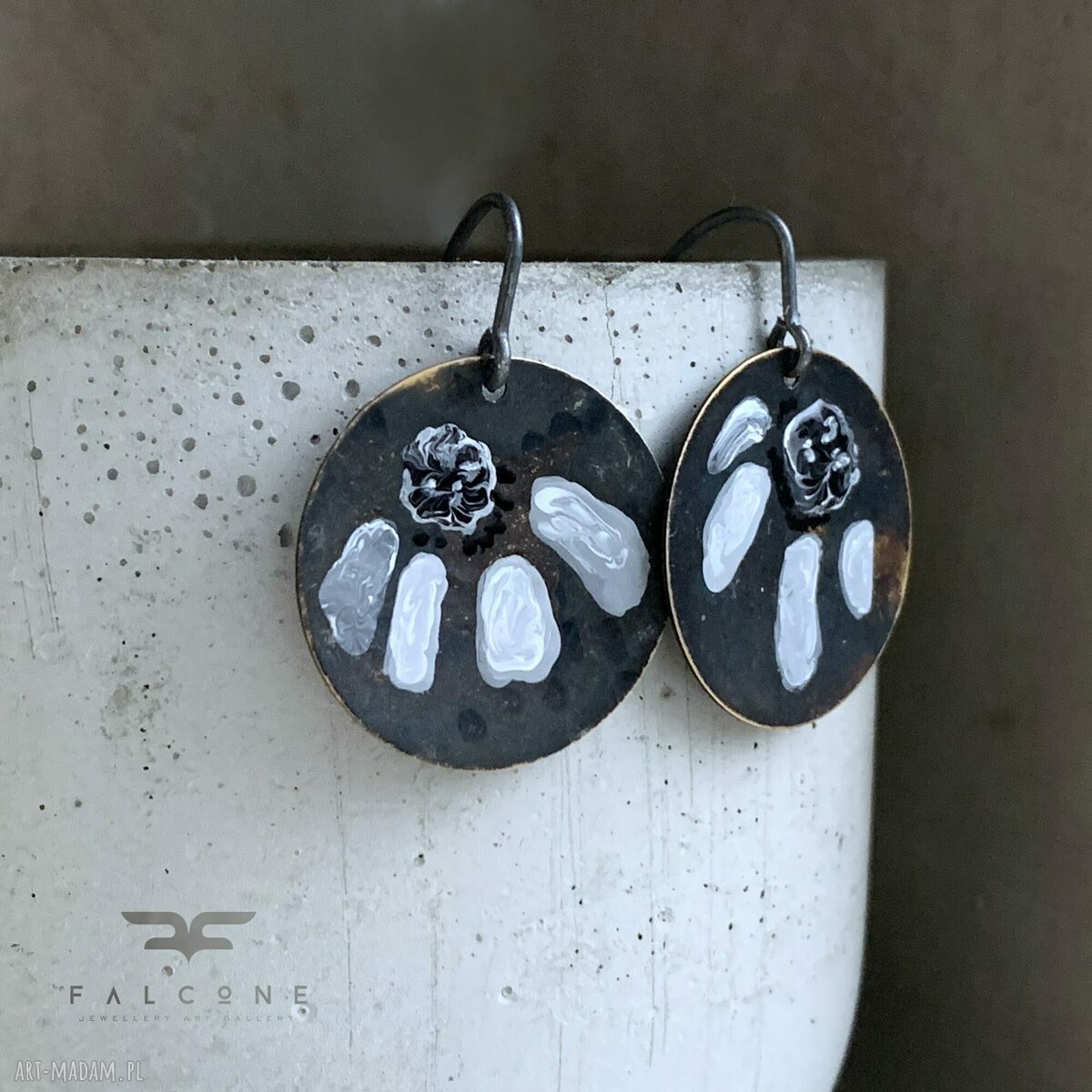 Kolczyki White & Black Flower - ręcznie emaliowane z mosiądzu i srebra 925