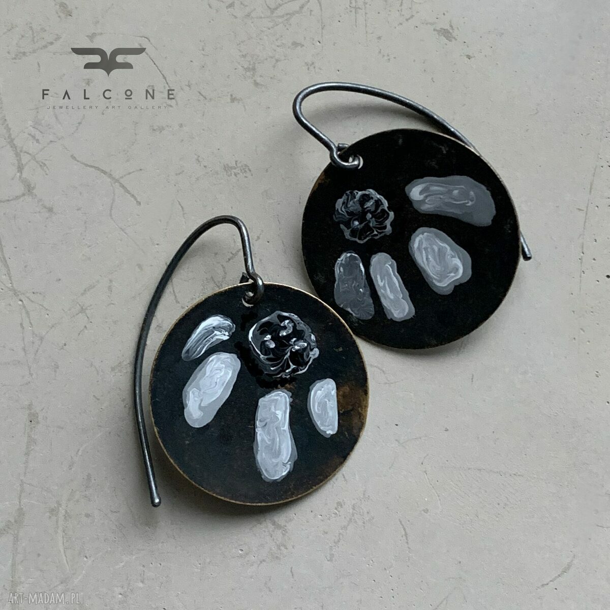 Kolczyki White & Black Flower - ręcznie emaliowane z mosiądzu i srebra 925