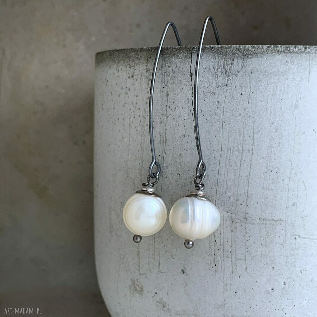 Długie kolczyki White Pearls z naturalnymi perłami na oksydowanym srebrze 925