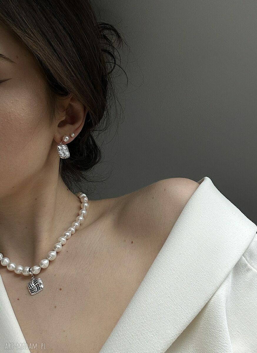 Srebrne kolczyki na sztyftach z białymi perłami Swarovski SOTHO