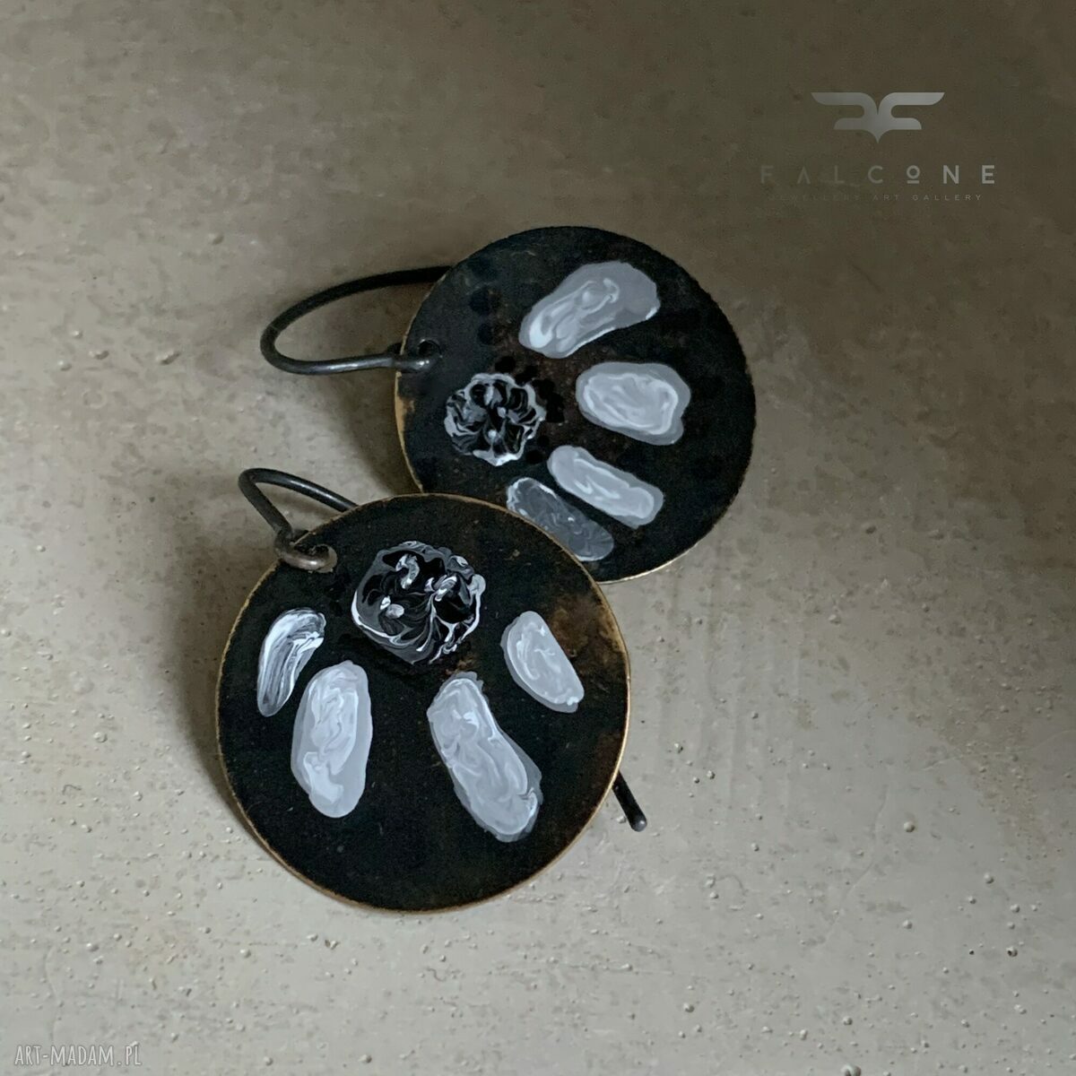 Kolczyki White & Black Flower - ręcznie emaliowane z mosiądzu i srebra 925