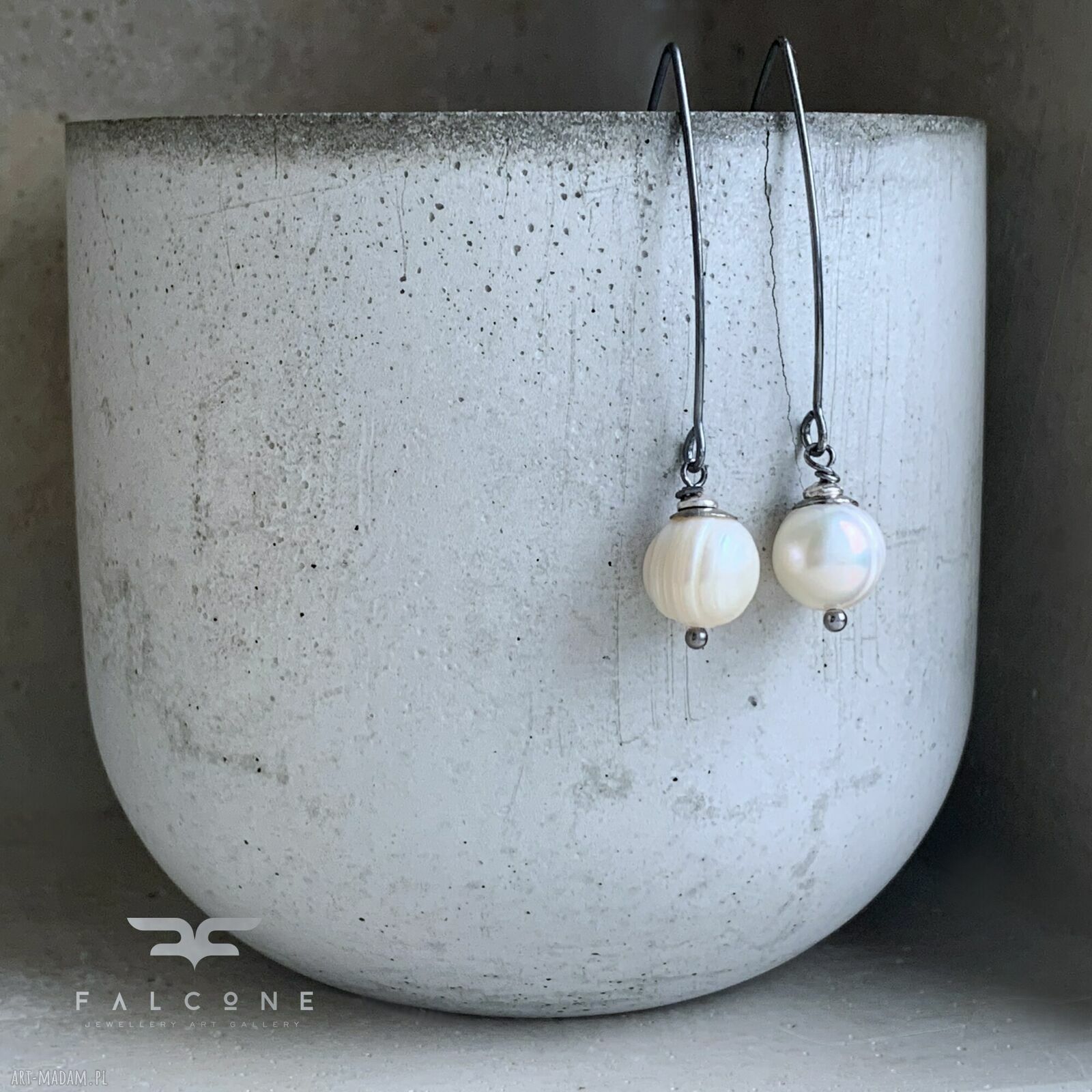 Długie kolczyki White Pearls z naturalnymi perłami na oksydowanym srebrze 925