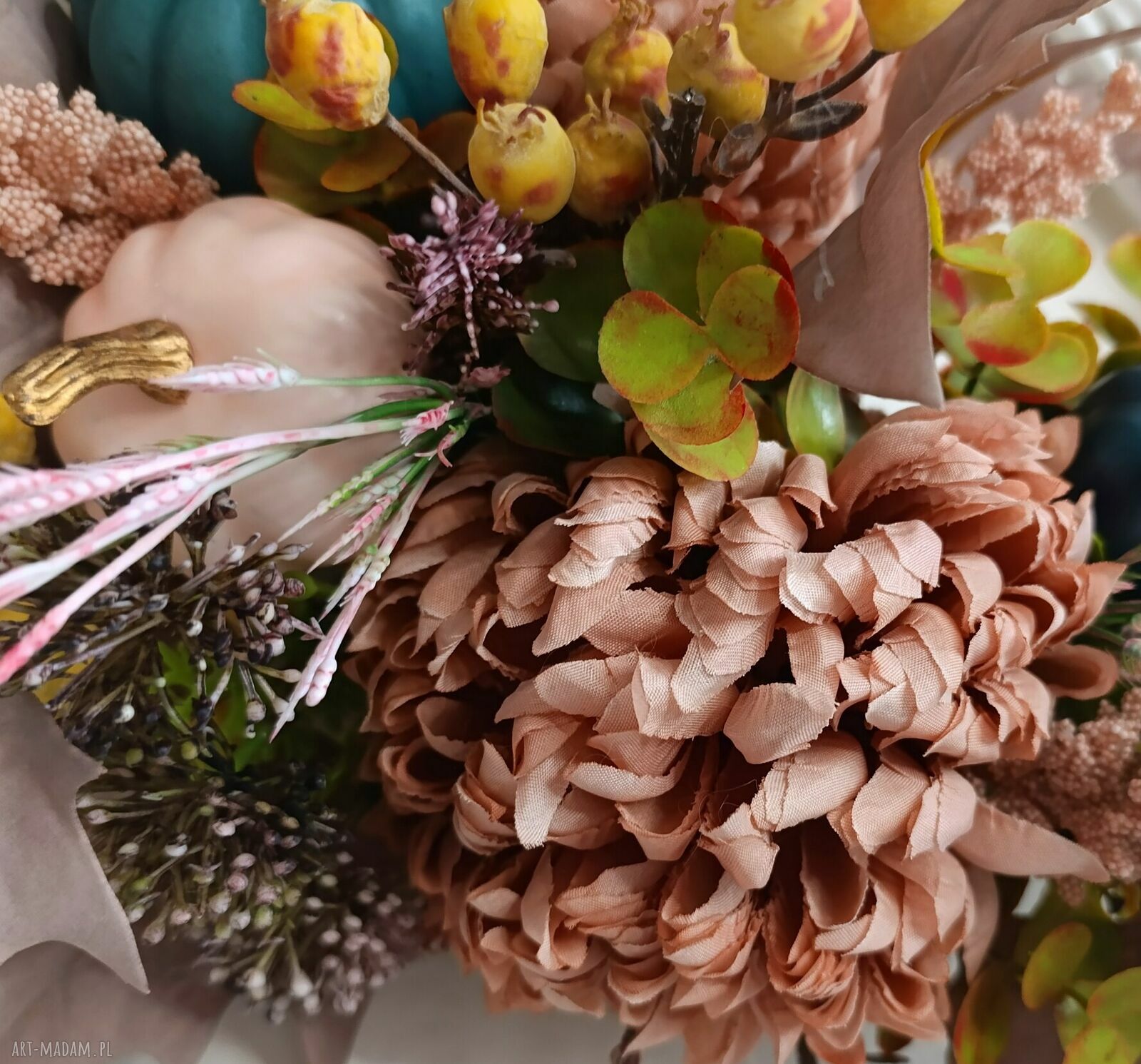 Jesienny wianek na drzwi z białej wikliny - chryzantemy, dynie i jesienne liście