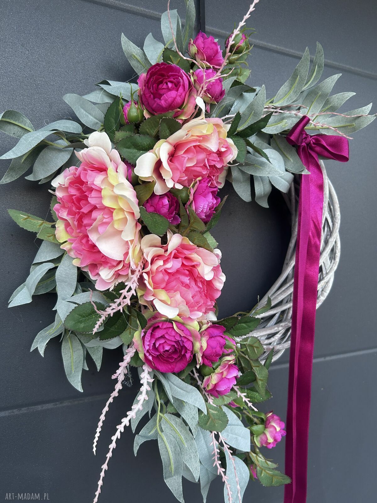 Asymetryczny wianek na drzwi z kwiatów - Fuksjowa Elegancja (45 cm)
