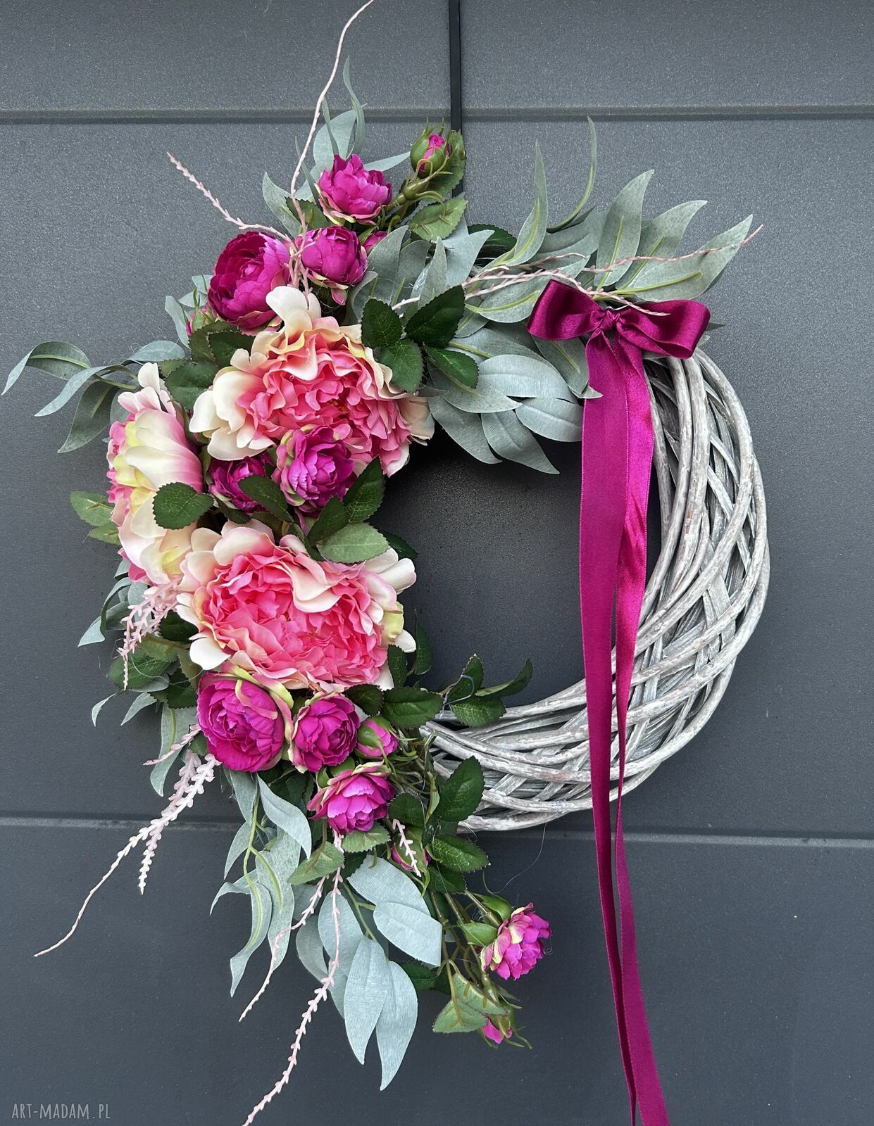 Asymetryczny wianek na drzwi z kwiatów - Fuksjowa Elegancja 45 cm