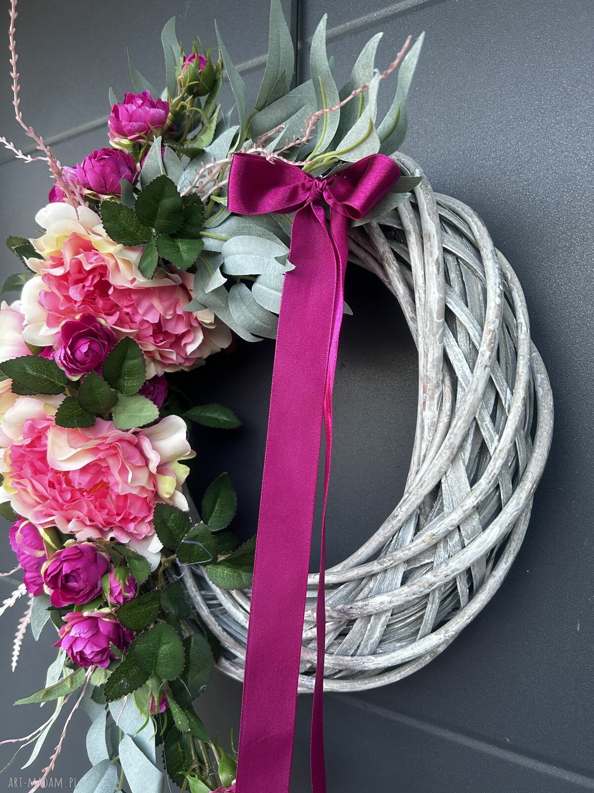 Asymetryczny wianek na drzwi z kwiatów - Fuksjowa Elegancja (45 cm)