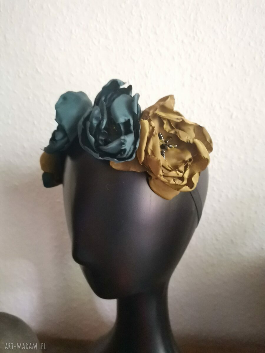 Wianek boho na gumce z dużych, okazałych kwiatów w ciekawych kolorach